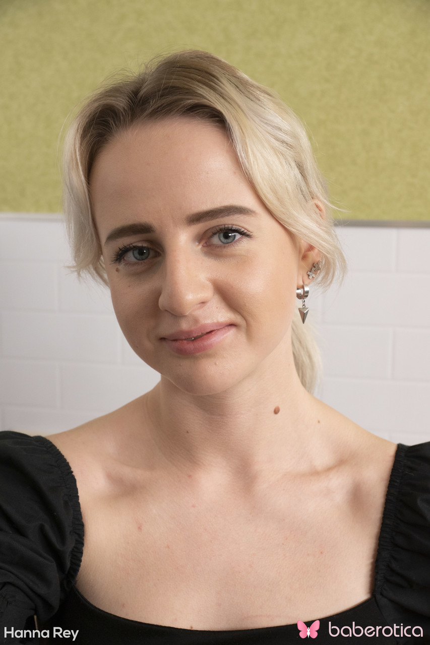 Excitée Blonde Hanna Rey Se Fait Jouir Dans La Cuisine