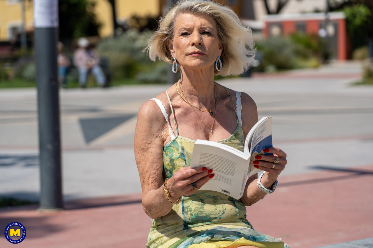 Блондинка-Бабушка Ева Делаж Подцепляет Двоих Парней Для MMF-Тройничка