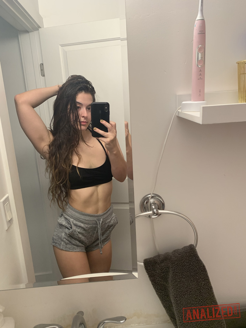 业余模特在裸自拍时握住她裸露的臀部