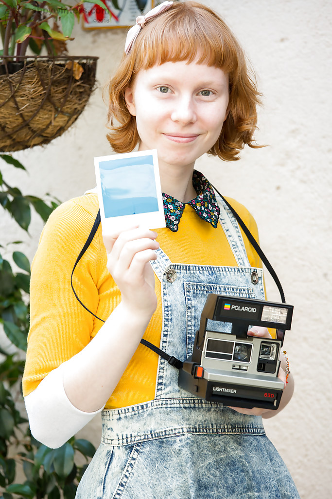 完全ナチュラルな赤毛のエマBがパティオで服を脱いだ後に外陰唇を開く