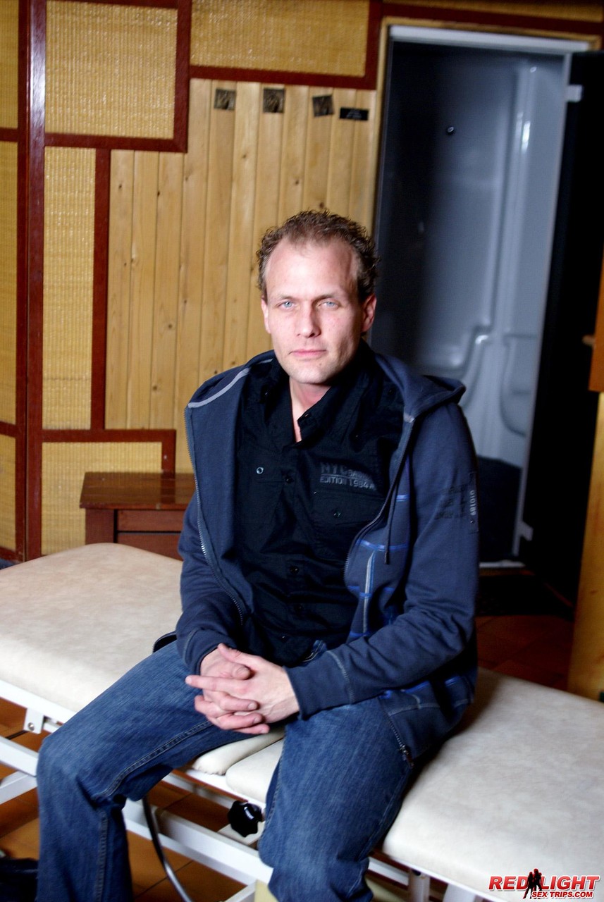 Секс-Турист Воплотил Фантазию С Секс-Работницей Квартала Красных Фонарей