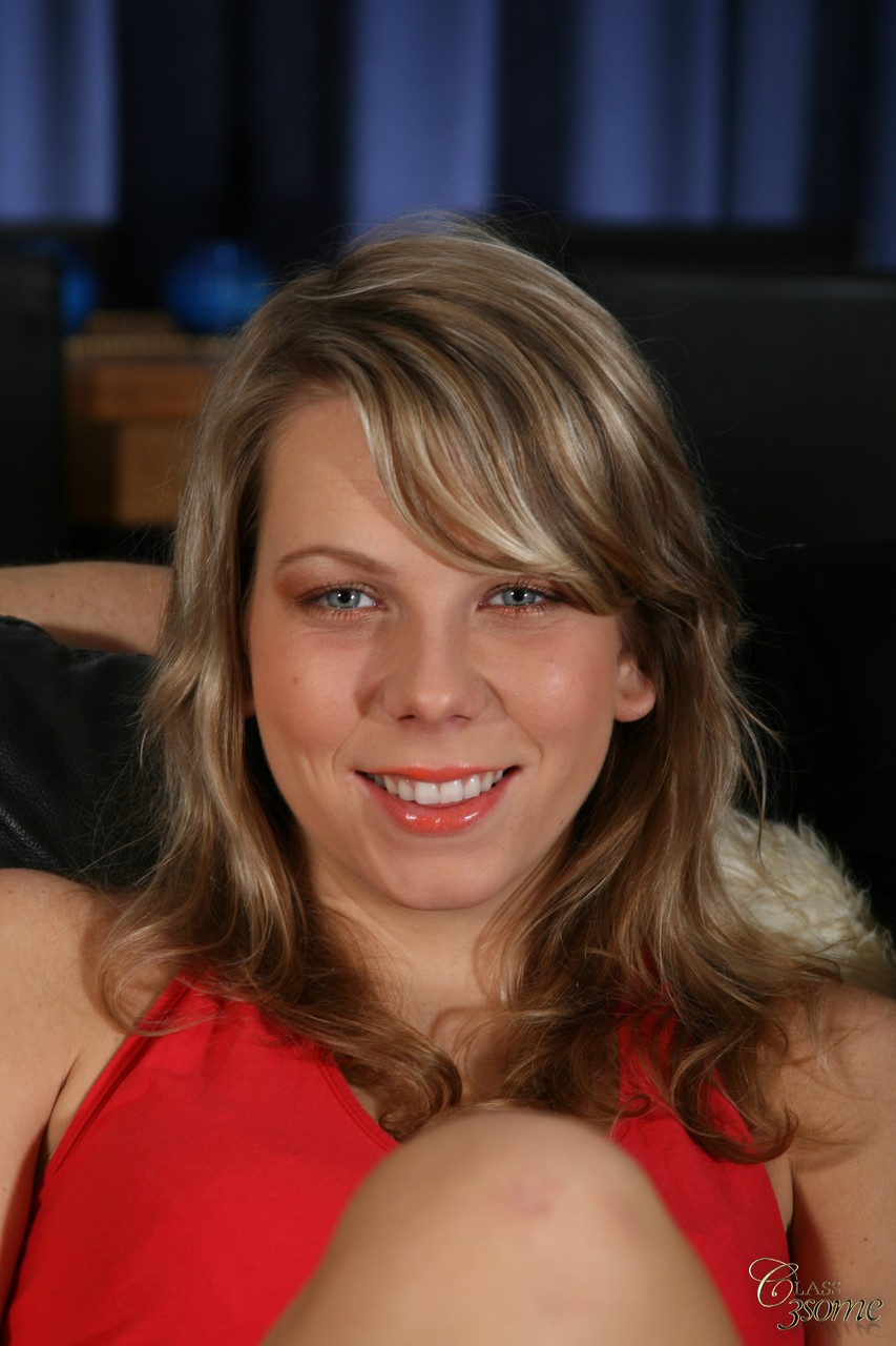 Rubias Sorprenden A Amigo Hombre Con Doble Mamada Para Navidad