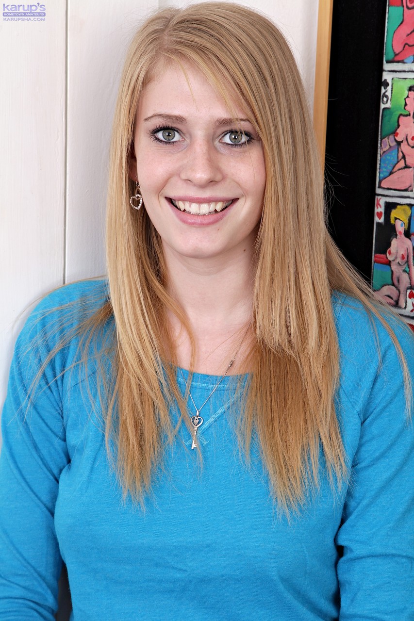 آلي جيمز تكشف عن ثدييها العصيريان وفتحتيها الورديتان