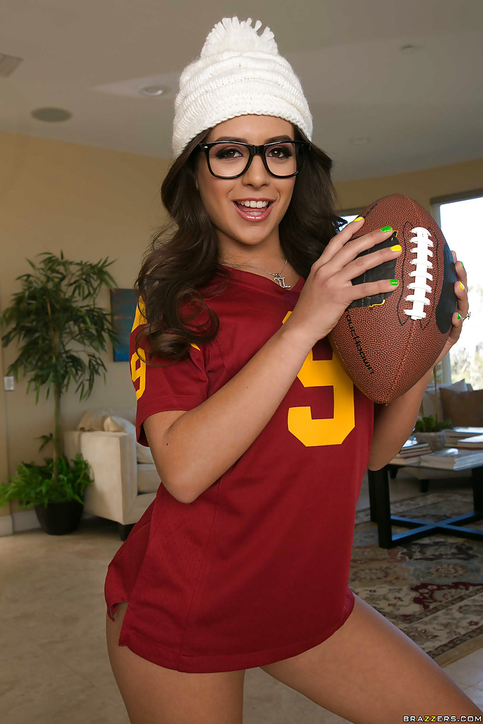 चश्मा पहनी लातीना सुंदरी जिन्क्स मेज़ अपने चूतड़ में सबका स्वागत करती है