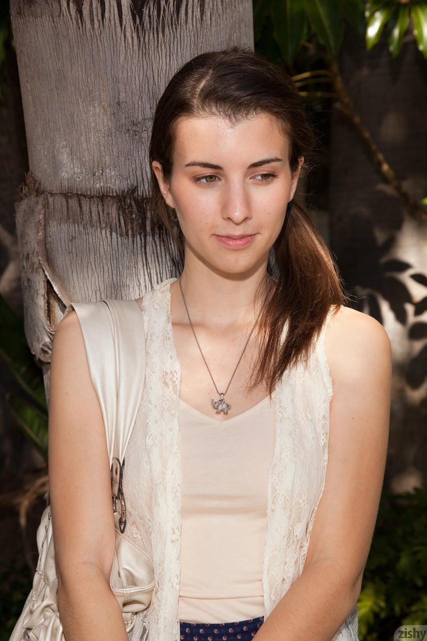 ブラUNETTEのティーンミリッサはピンクの下着をフラッシュしてハードな乳首で挑発する