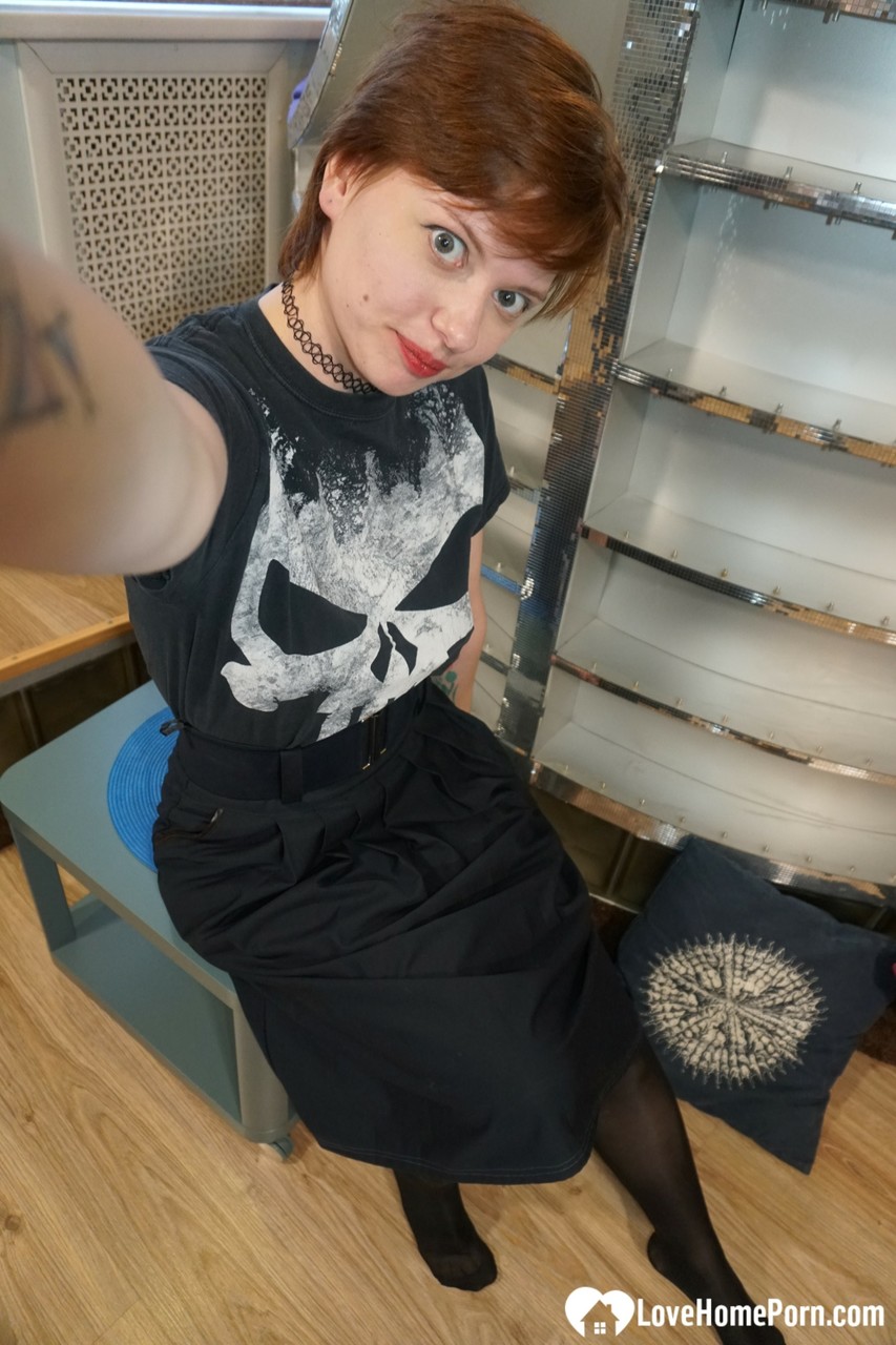 短发业余Selena Sky在独奏中暴露小胸部和热臀