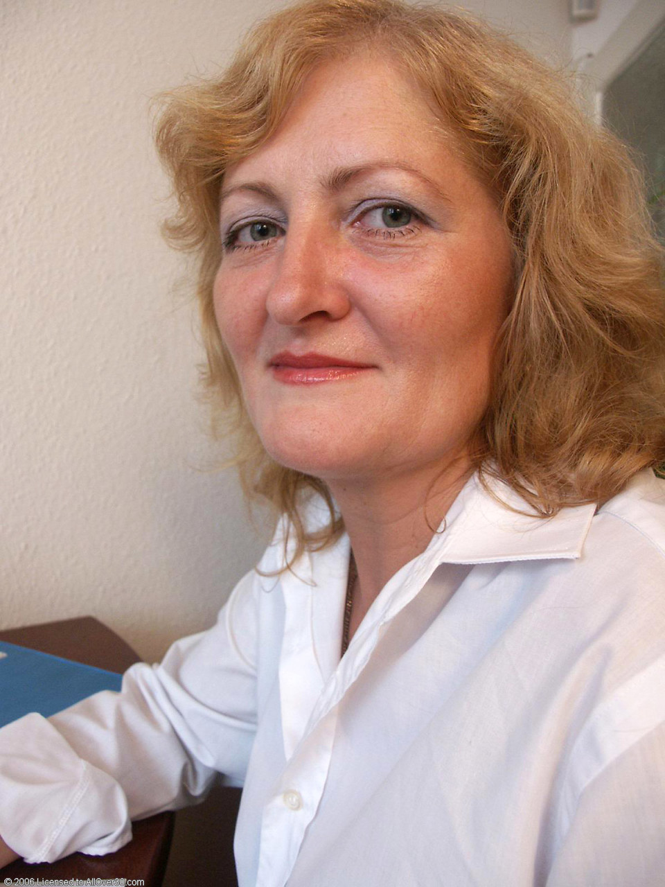 سيدة مكتب ناضجة إيفا تكشف عن ثدييها الطبيعيين وفرجها اللذيذ في العمل