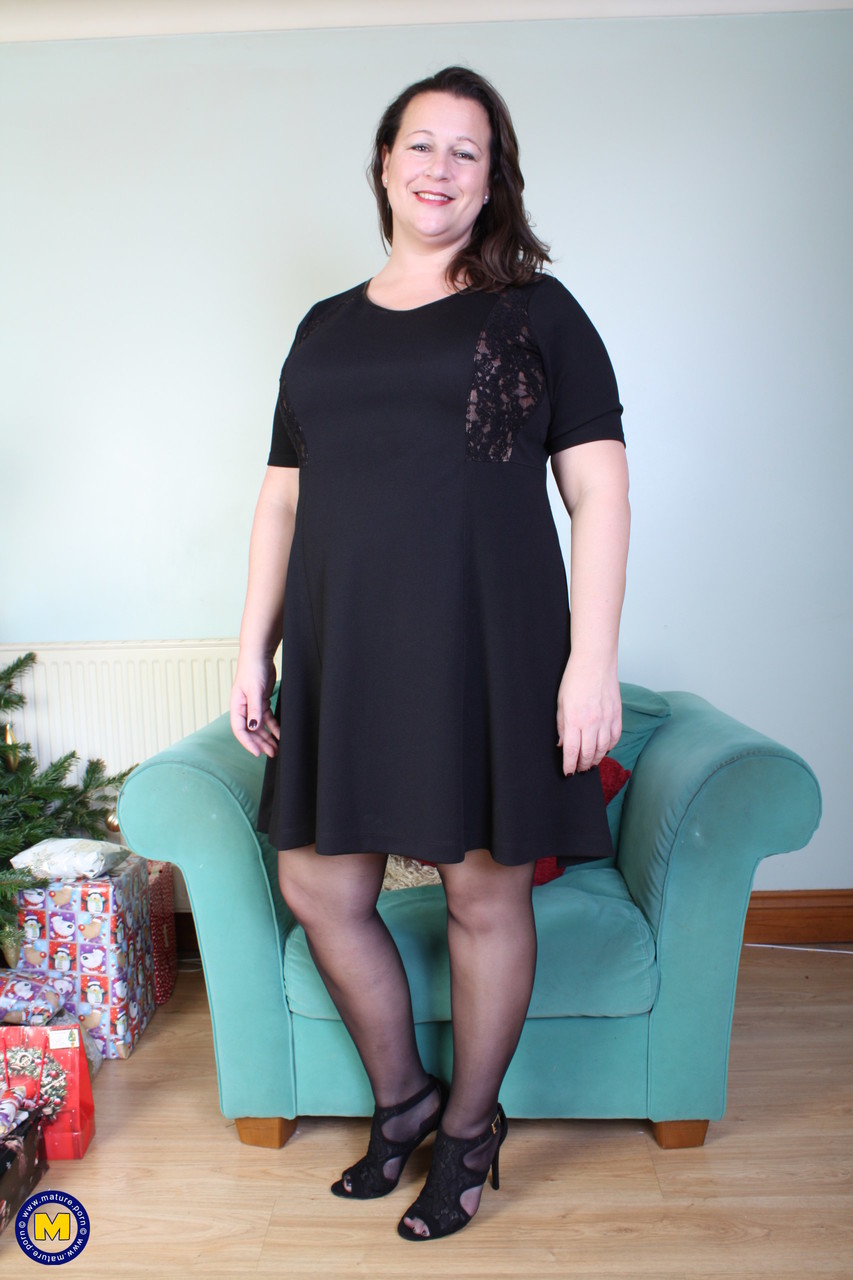 黑发熟女伊娃·杰恩脱下黑色连衣裙炫耀大奶