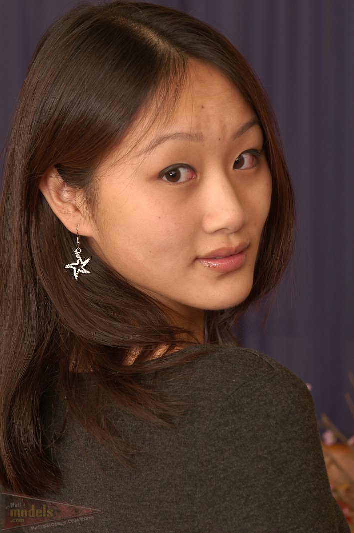 アジアの新人エヴリンが足を開き、陰唇を広げる