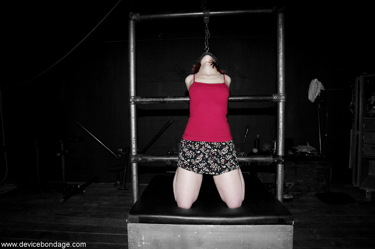 红发熟女萨布丽娜·斯帕克斯被绑在金属结构上剥光