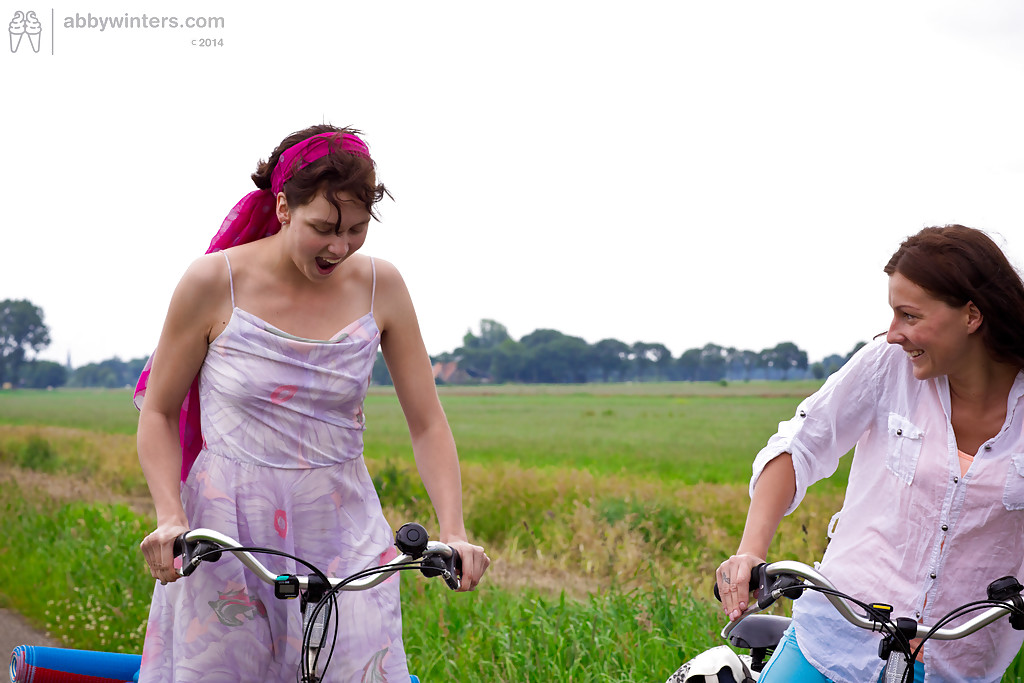 युवा जीना जे और इम्मी जीभ चूमने और बाहरी बालों वाली योनि को चाटना