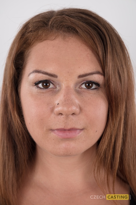 Подросток Соло Девушка Михаэла Стоит Обнаженной В Своем Дебюте, Прежде Чем Покажет Свою Выбритую Пизду