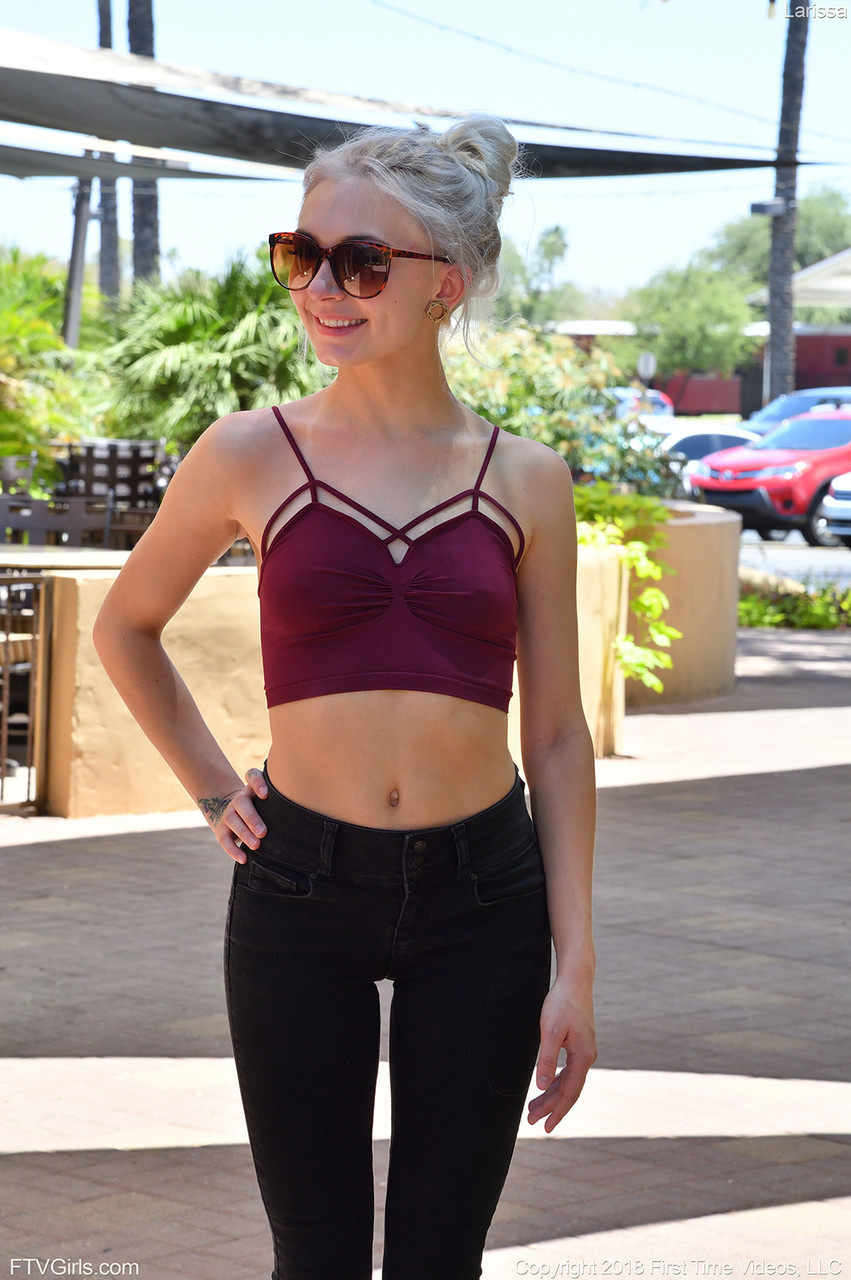 細いアマチュアが吸引ディルドで乗り、ふくふくしたおまんこ