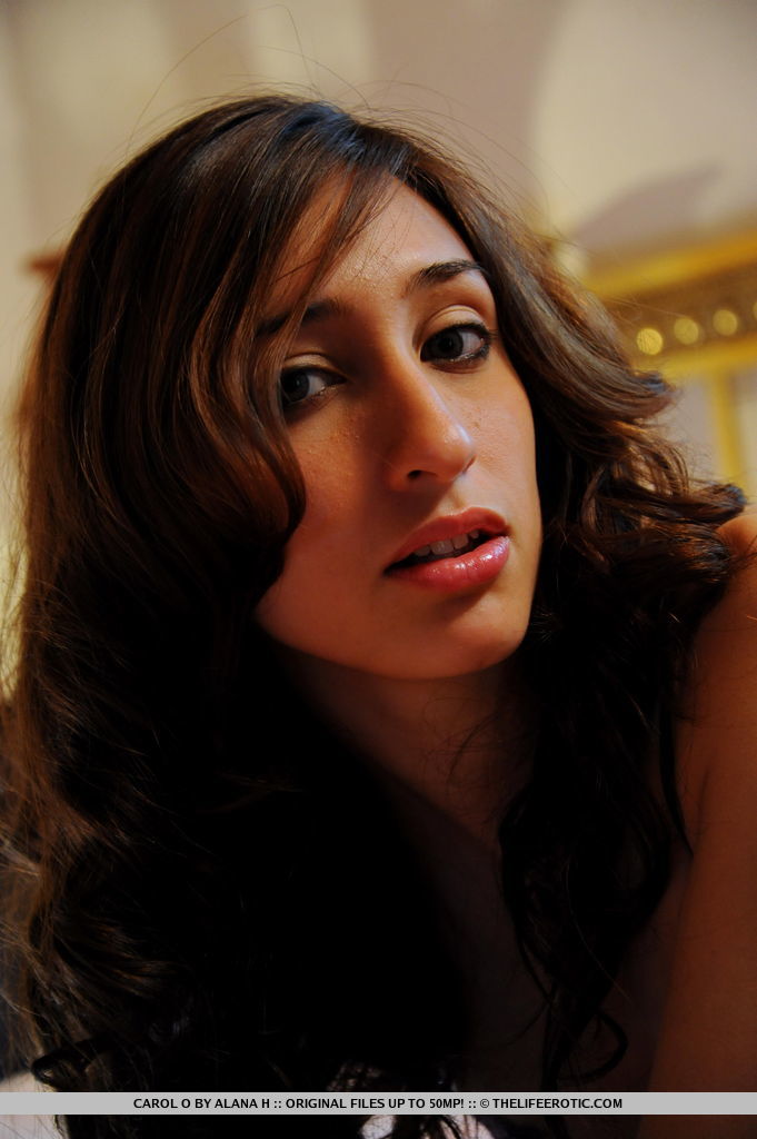 Teen Carol O Sticks Wine Bottle In Her Bald Snatch On Bed