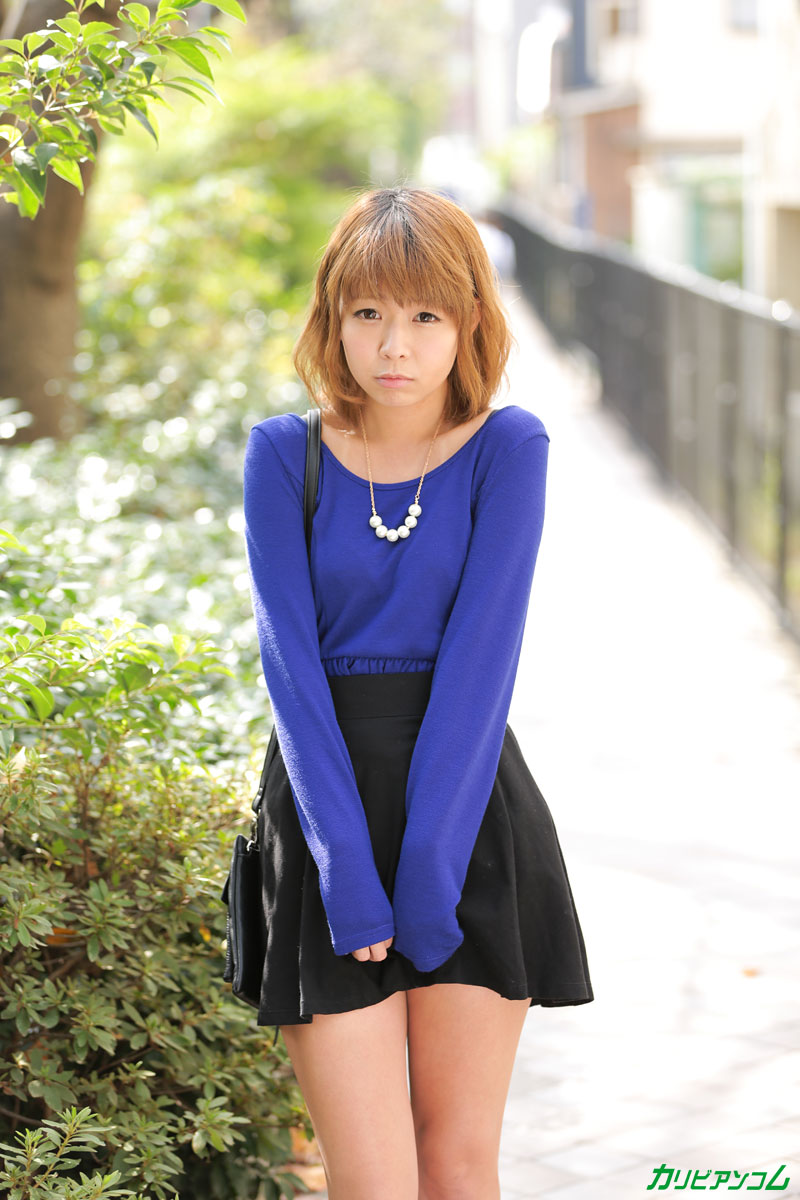 छोटी एशियाई लड़की Fu Sazanami खड़ी है और उसकी योनि का खुलासा होता है और उसे चोदा जाता है