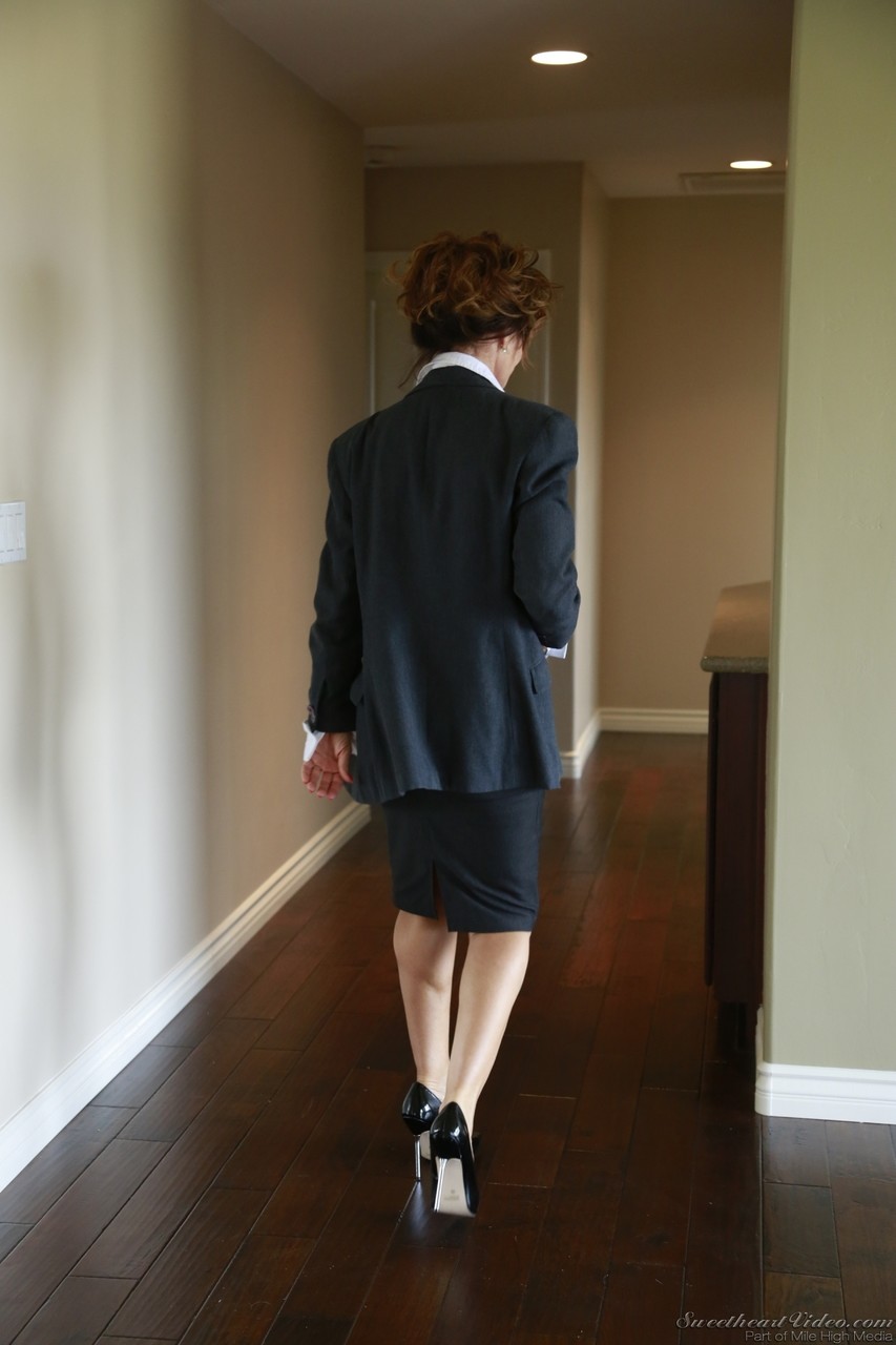 女同性恋熟女Deauxma给性感黑发Allie Haze终极体验