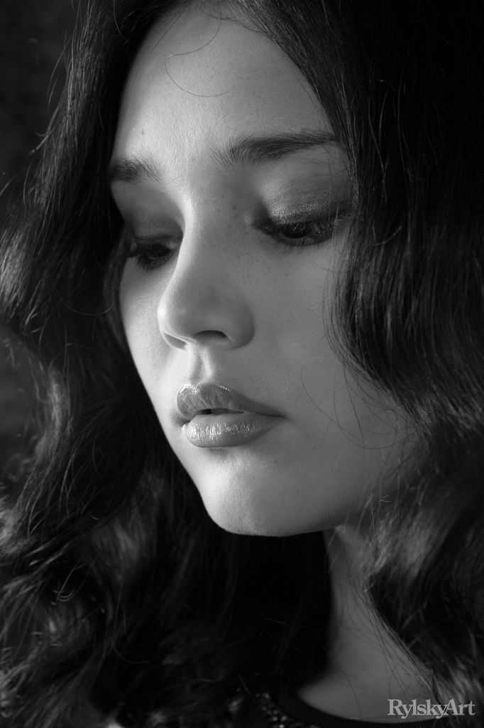 裸体深棕发少女 Malena Fendi 展示脚趾张开的双脚