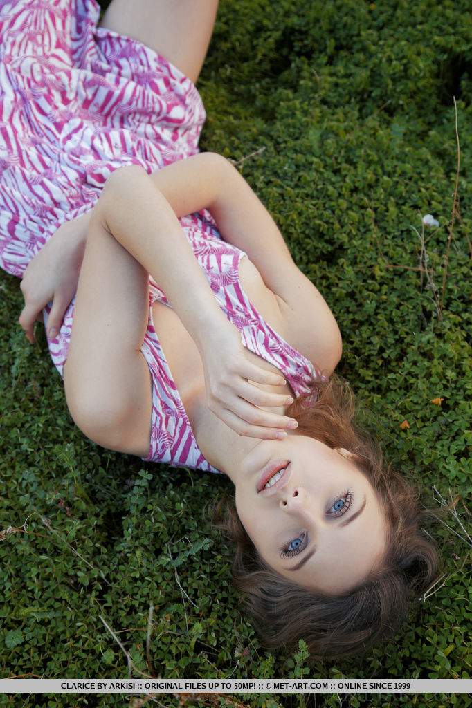 المراهقة الحلواء تُظهر كسها وطيزها الضيّقين قبل أن تزهر بُشّارتها