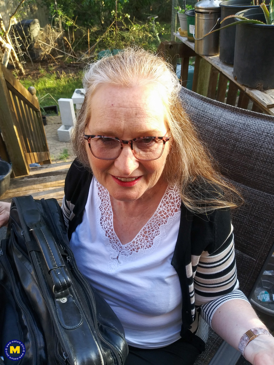 الجدة الشريرة ماغي ماي تفك العباءات الجنسية وتجربها على مهبلها