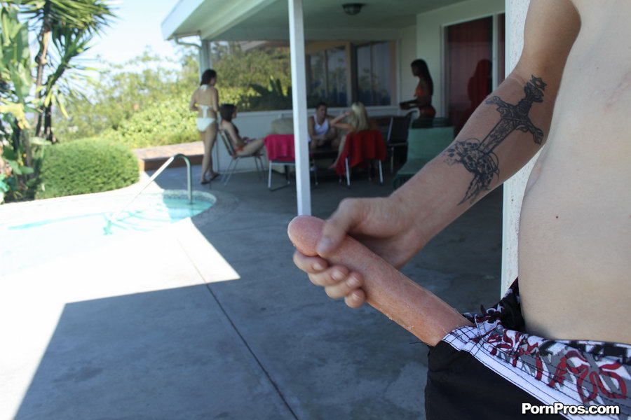 无辜女孩在公共场合被射精 最终卷入群交乱战