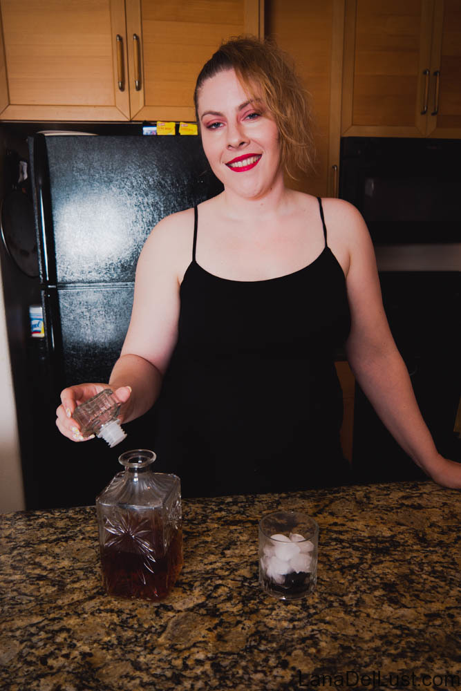 Lana Del Lust Apni Moti Chuchiyon Aur Badi Gadi Ko Dikhata Hai