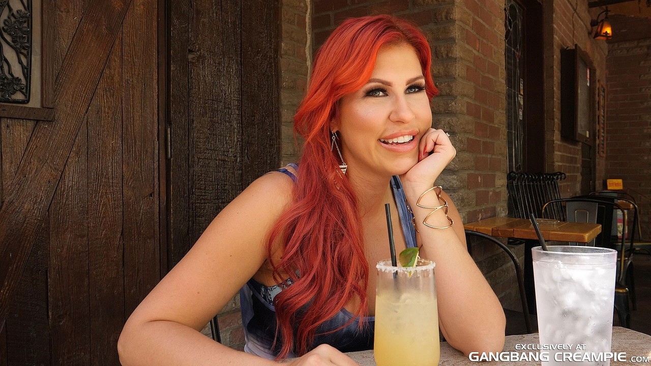 लाल बालों वाली सवाना स्टाइल्स बड़े स्तनों के साथ गैंगबैंग में कठोर चुदाई और क्रीमपाई पाती है