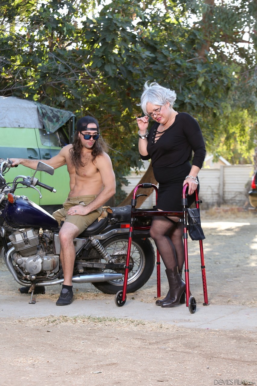 كيلي لي: الجدة الشقية تتعري رغم حاجتها إلى مشاية