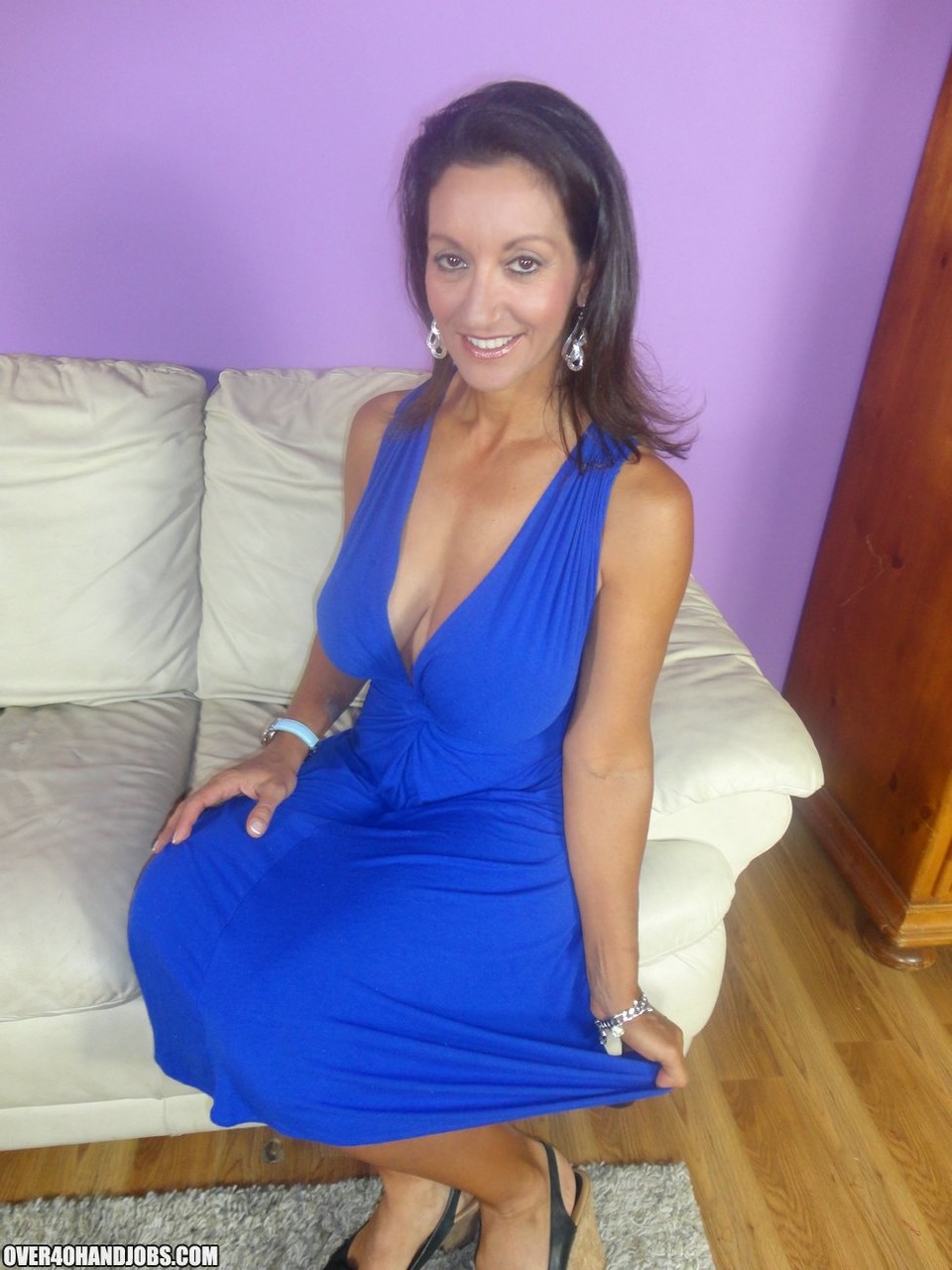 Sexy Milf Persia Se Hace Adorar Sus Grandes Tetas Mientras Se Masturba El Pene