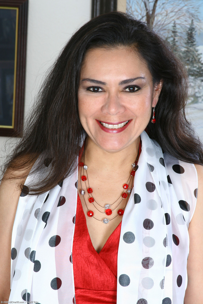 Camille C: 成熟的业余MILF脱衣并按摩她的光头阴道