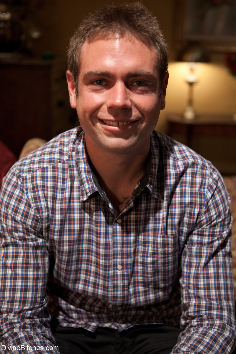 黑发鲍比·斯塔尔穿女装支配殴打和鞭打男性奴隶