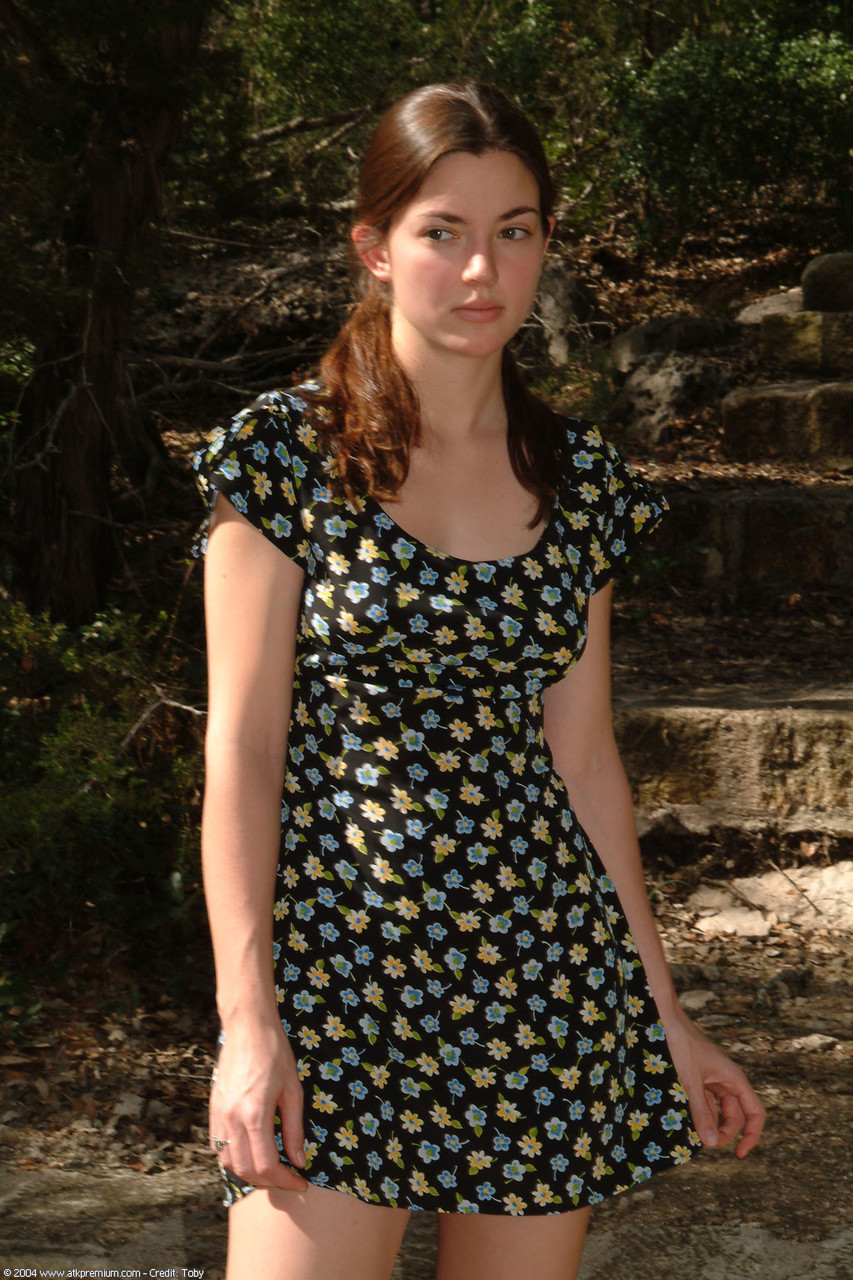 Amateur Josie Se Quita Las Bragas Rosas Para Mostrar La Pussy Peluda Al Aire Libre