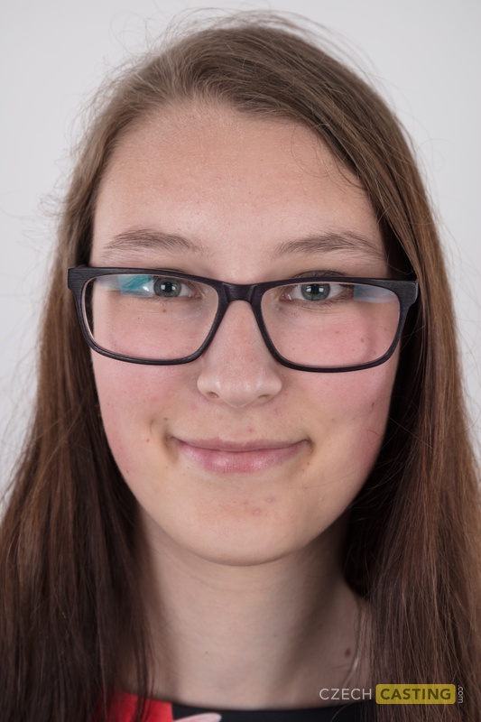 オタク少女カテリナが裸でメガネだけをかけて立っている