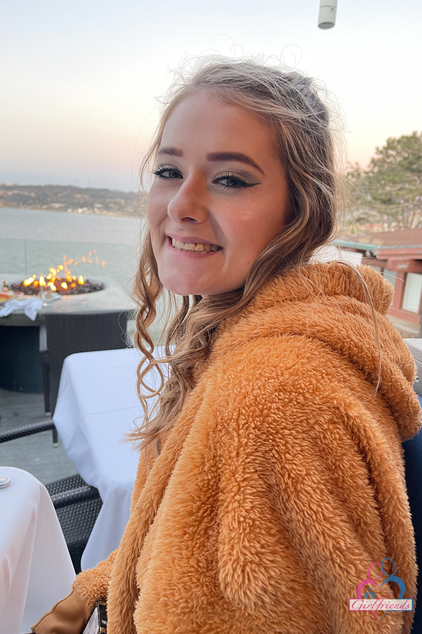 चश्मा पहनी एमेच्योर प्रेमिका मेलोनी मून अपने प्रेम छिद्रों को करीब से दिखाती है