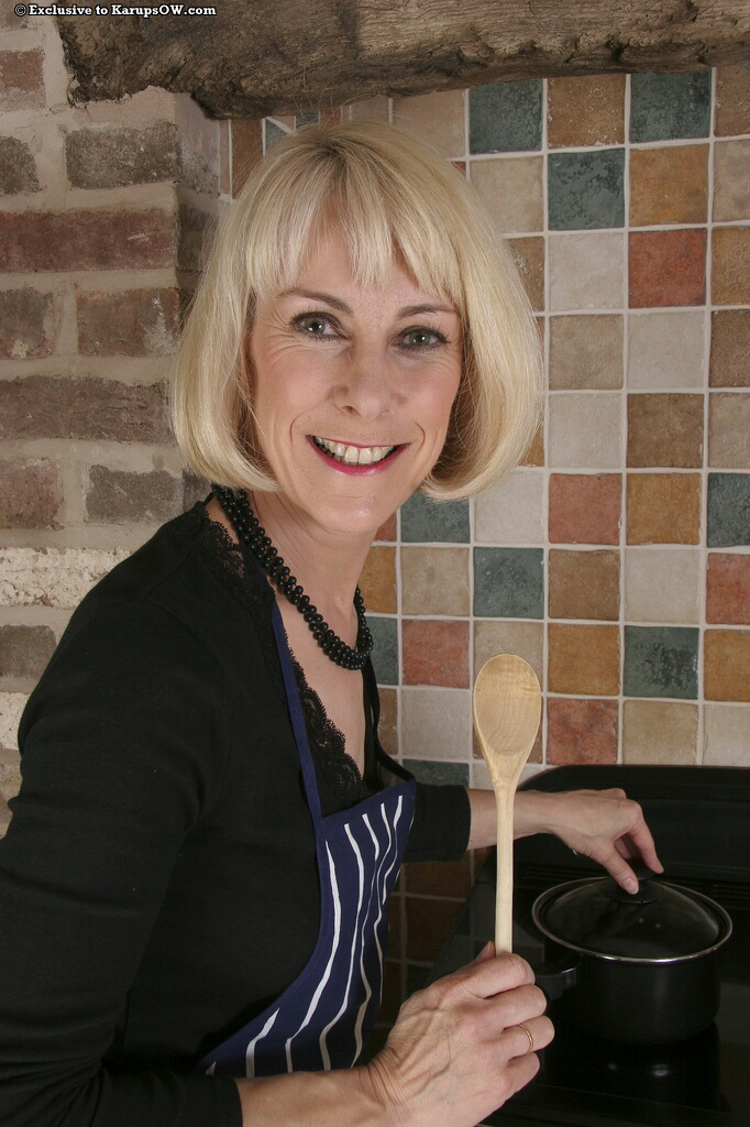 淫らな成熟主婦が台所で服を脱ぎ、毛深い割れ目をいじっている