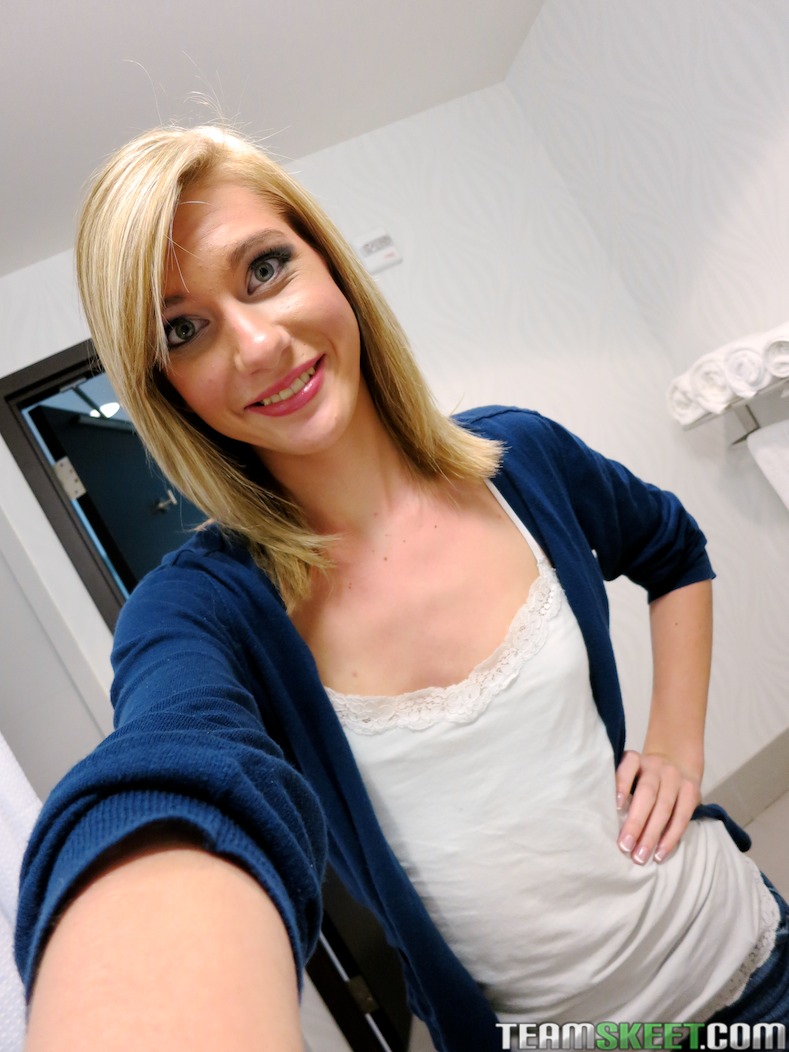 大眼美女克洛伊·布鲁克的第一人称口交与颜射