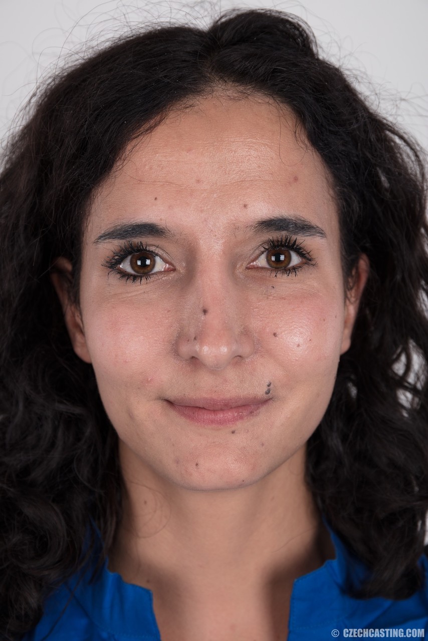 Marketa Muestra Sus Pequeñas Tetas En El Casting De Pornstar