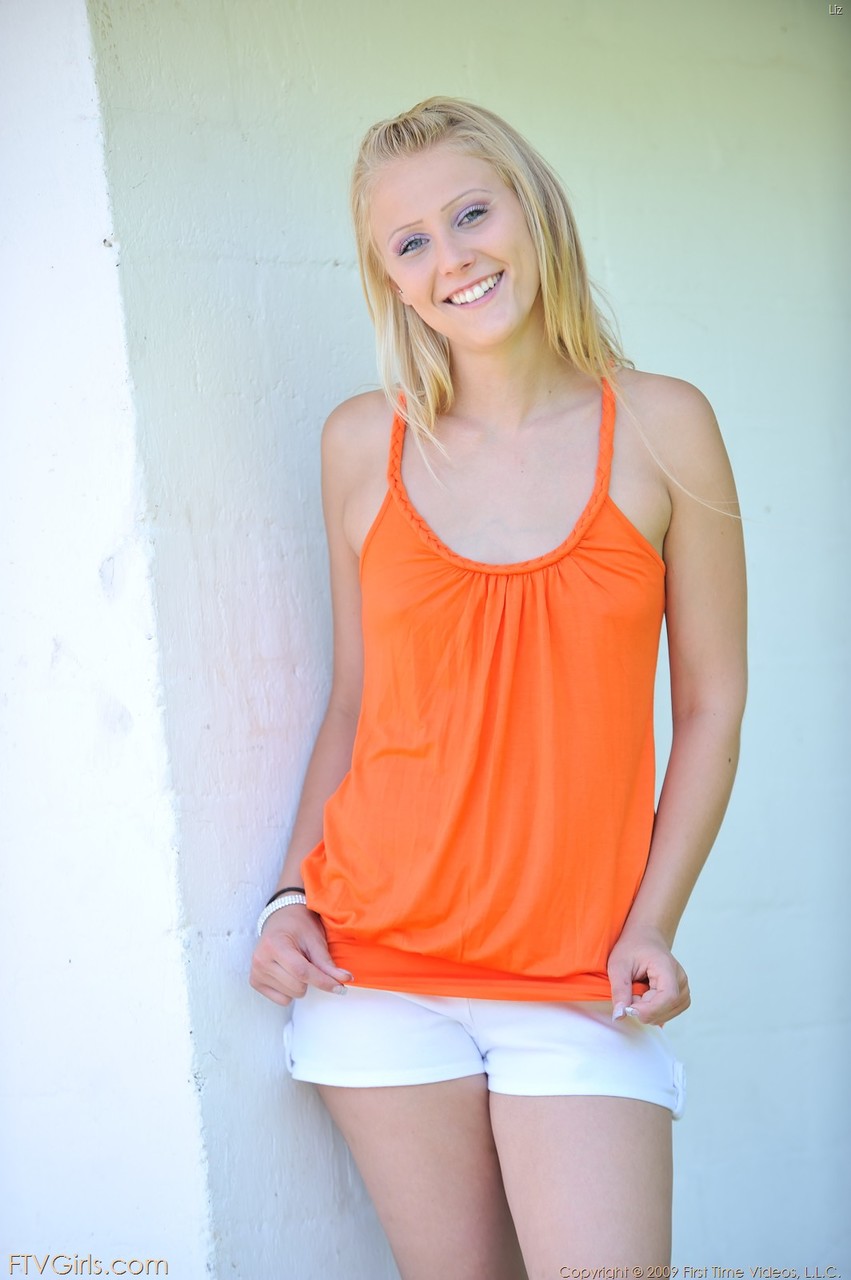 金髪のリズが裏庭で小さなお尻を見せて胸を揉む