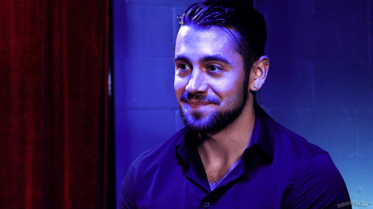 टैटूदार श्यामला जोएना एंजेल जंगली सेक्स से पहले ककॉल्ड को बेड़ियों में बाँधती है