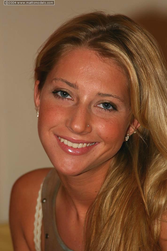 Sensual Blonde Amateur Sammie Striptease Reveals Hot Body