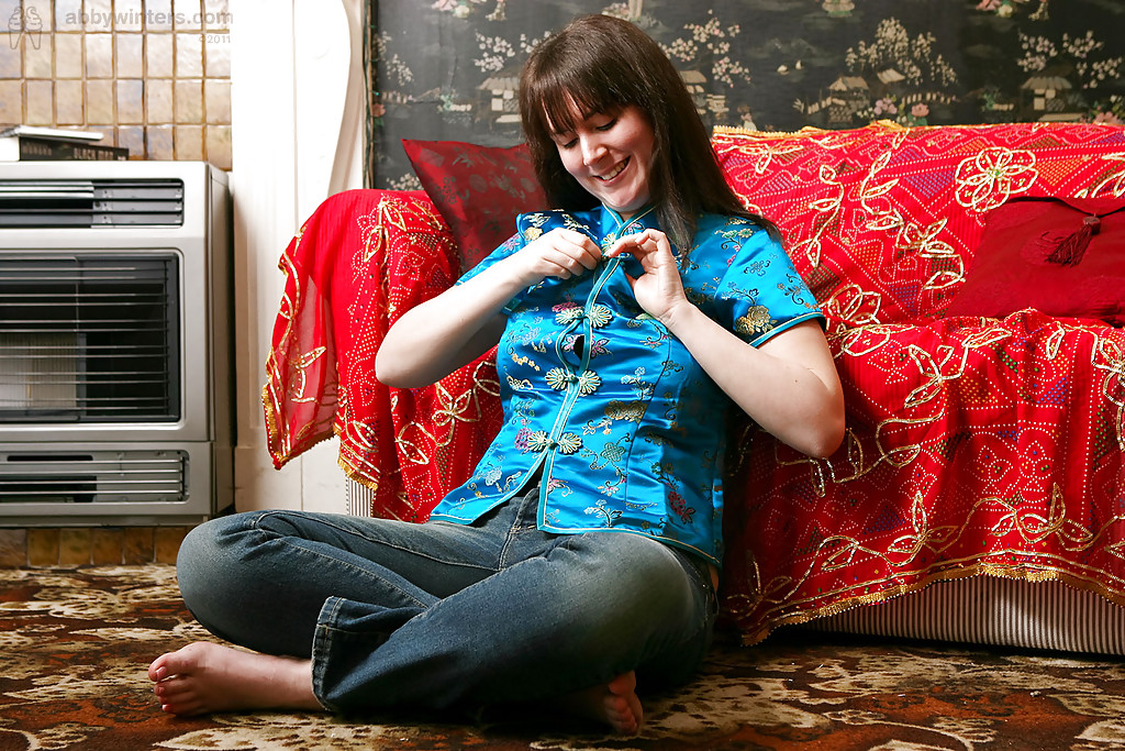 天然丰满的业余爱好者克莱尔M脱衣摆姿势