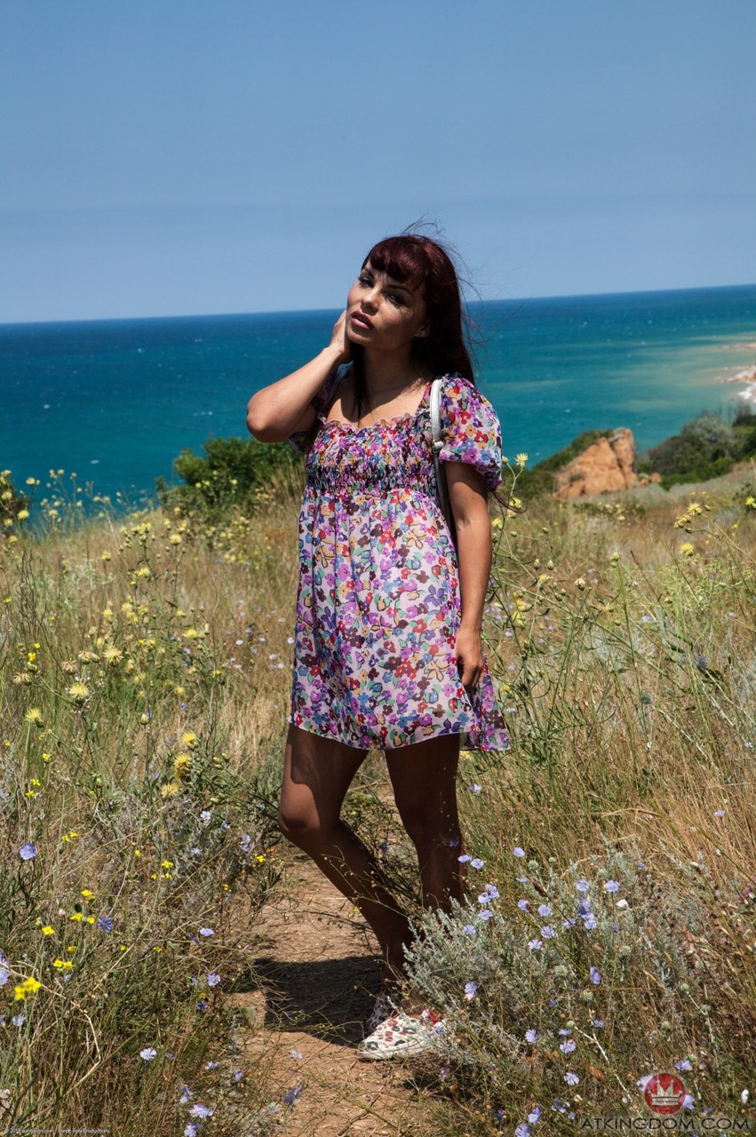 Pequena Mulata Mostra Seios Bronzeados E Dedos Boceta Calorosa Ao Ar Livre