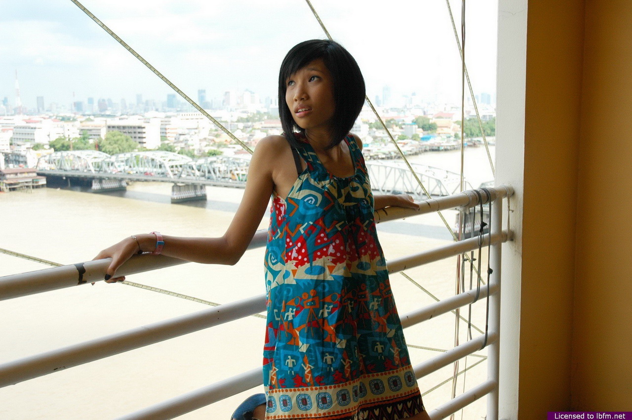 アジアの十代パットがバルコニーで裸で足を開き毛むくじゃらのマンコを見せる