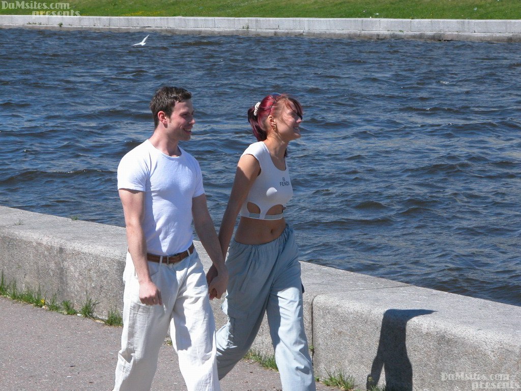 性欲の強い十代の少女が愛人を家の中に連れて行ってセックスする