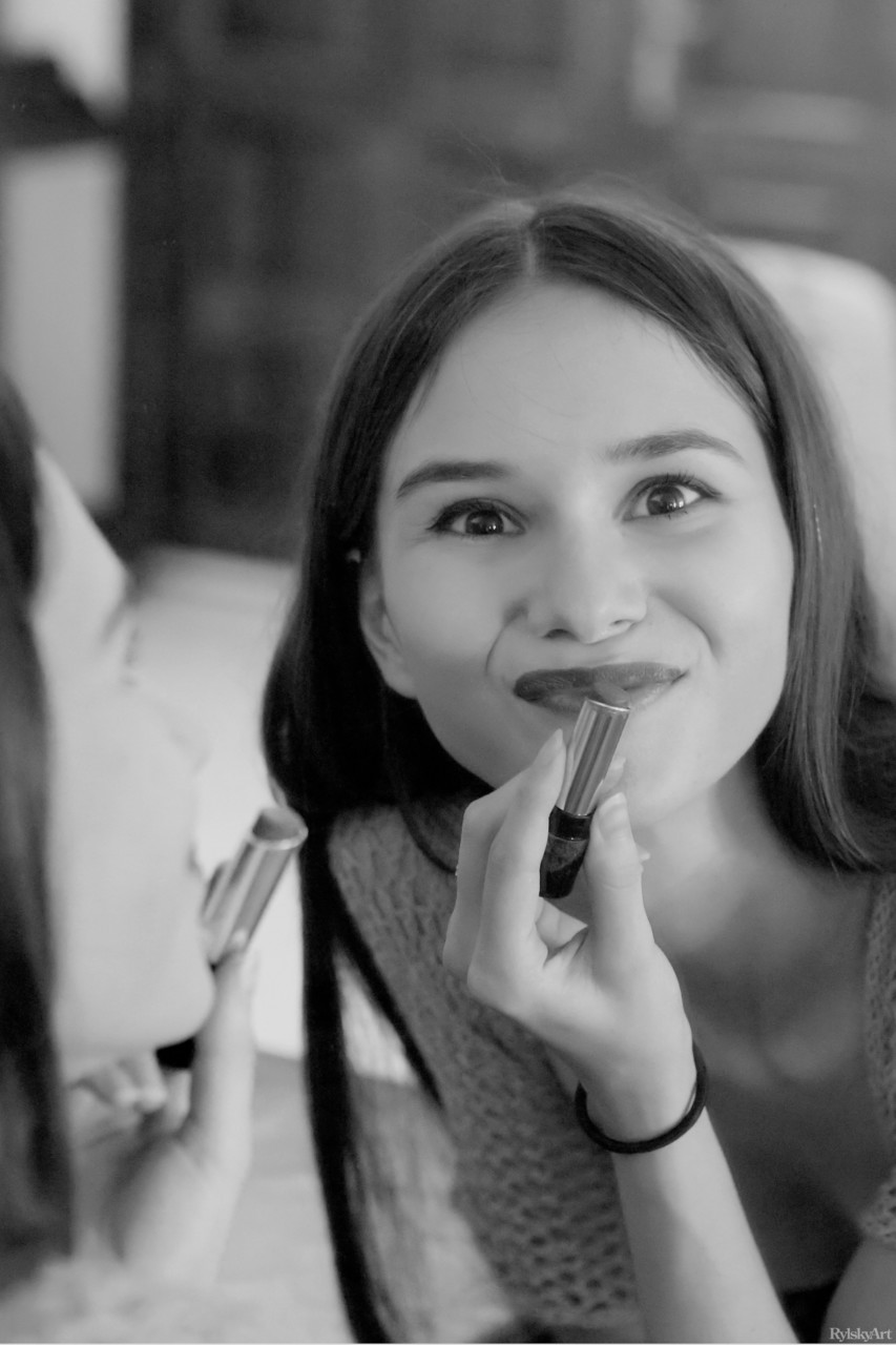 瘦削的俄国少女Leona Mia展示小奶子和毛茸茸的裂缝