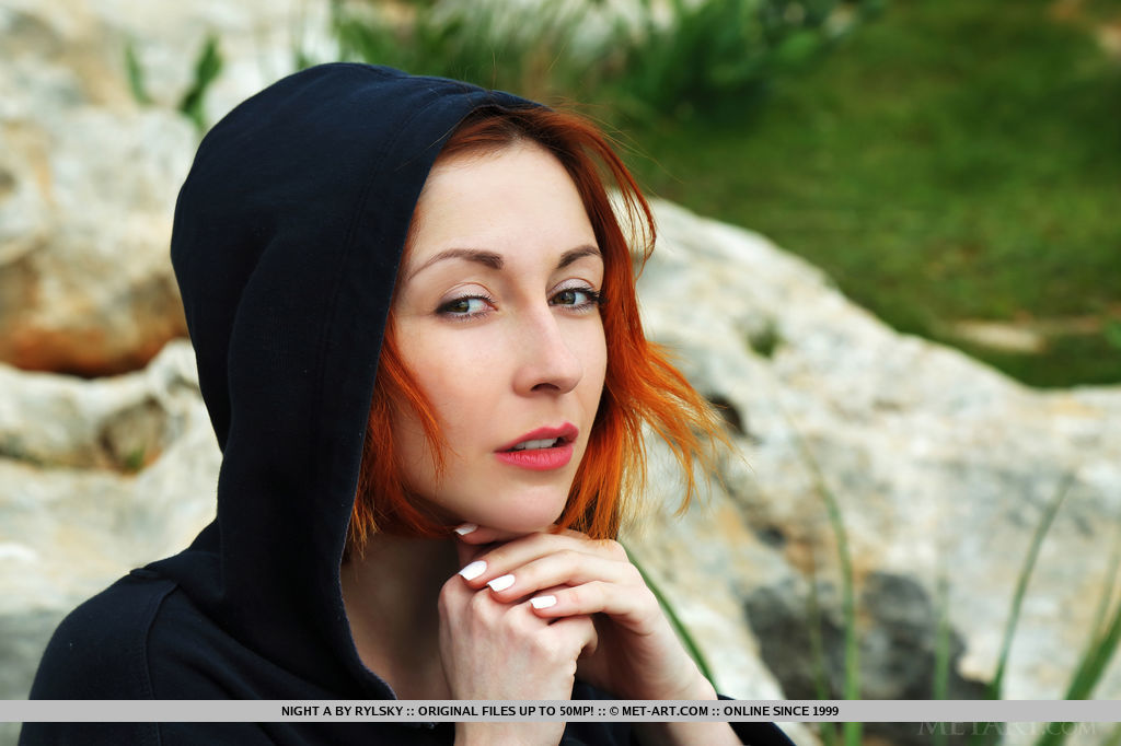 白皮肤红发夜间A型模特裸体坐在一座山丘上俯瞰她的小镇