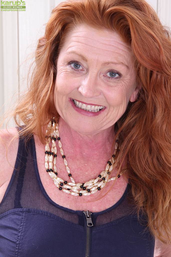 ヴェロニカ、ストッキングに身を包んだ素晴らしい熟女の赤毛、お尻を見せる