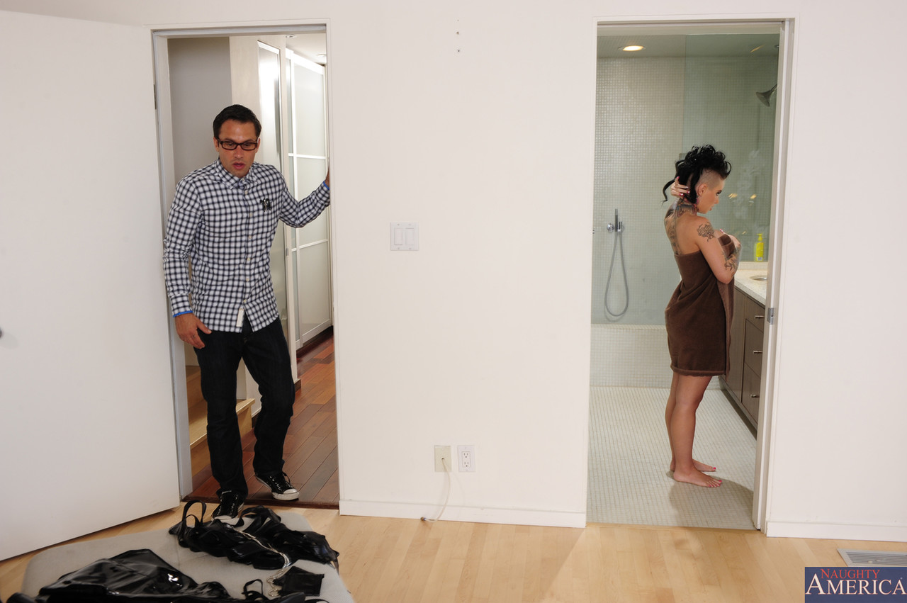 टैटू वाली बेब क्रिस्टी मैक कर्व्स दिखाती है और चूत में बड़ा लंड लेती है