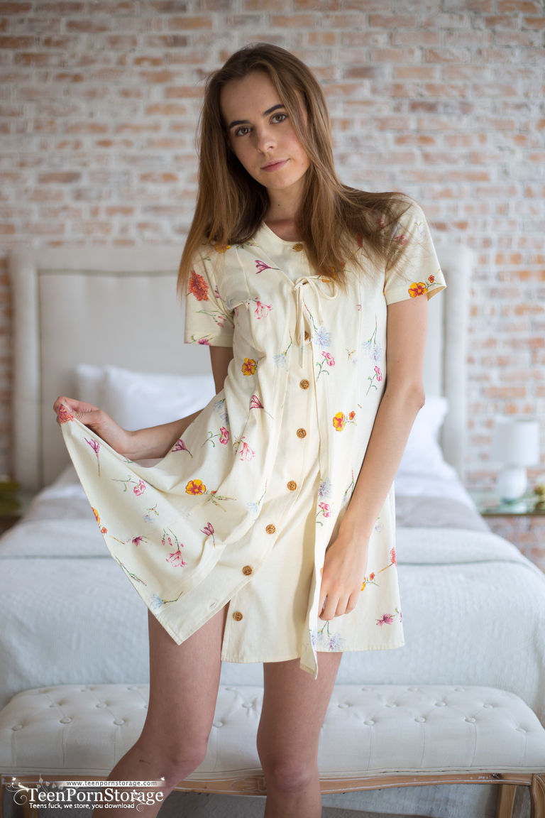 苗条少女艾米莉亚展示甜蜜的阴道在独奏场景