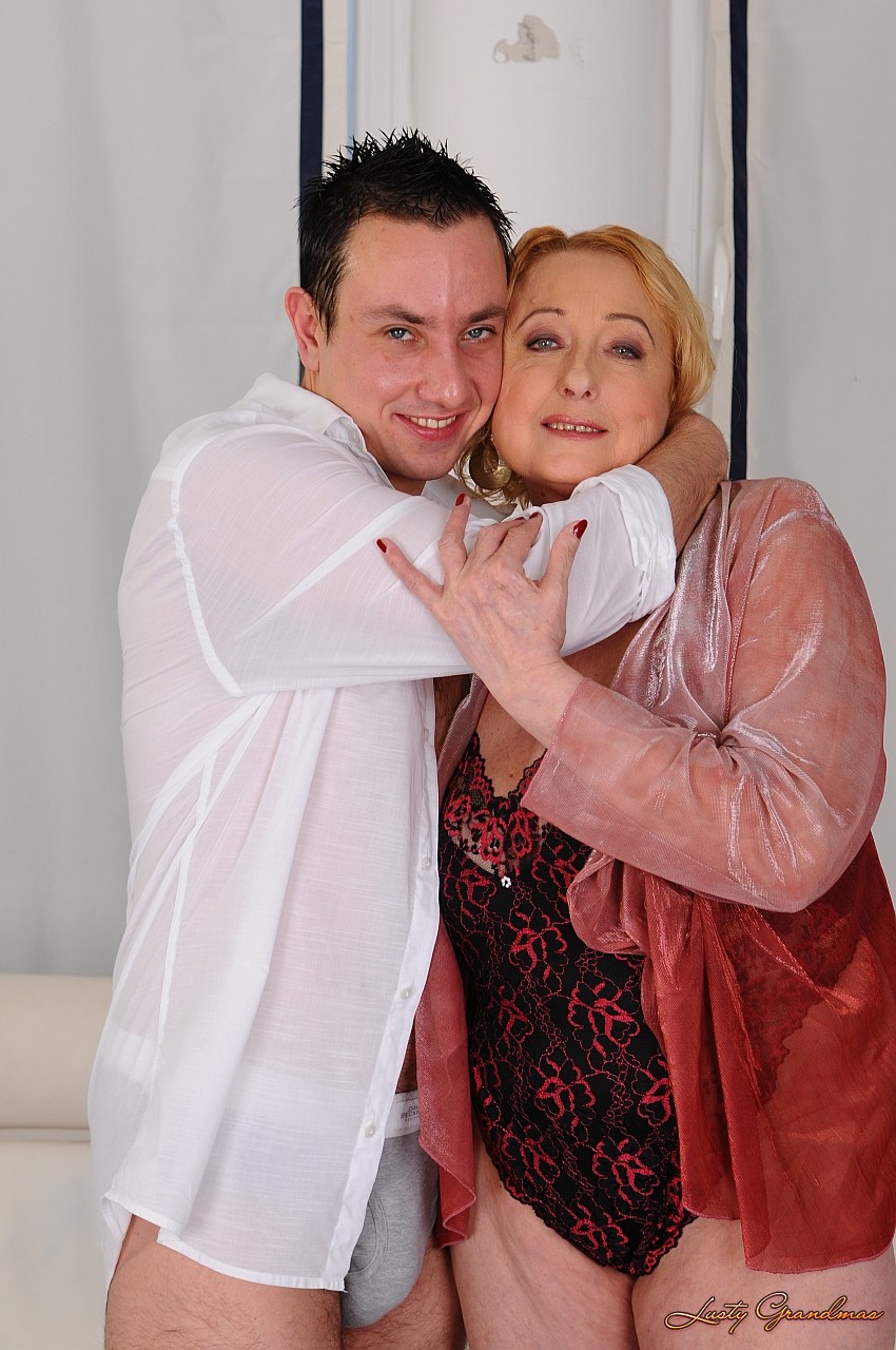 丰满金发奶奶在反向女上位前尝试美味肉棒