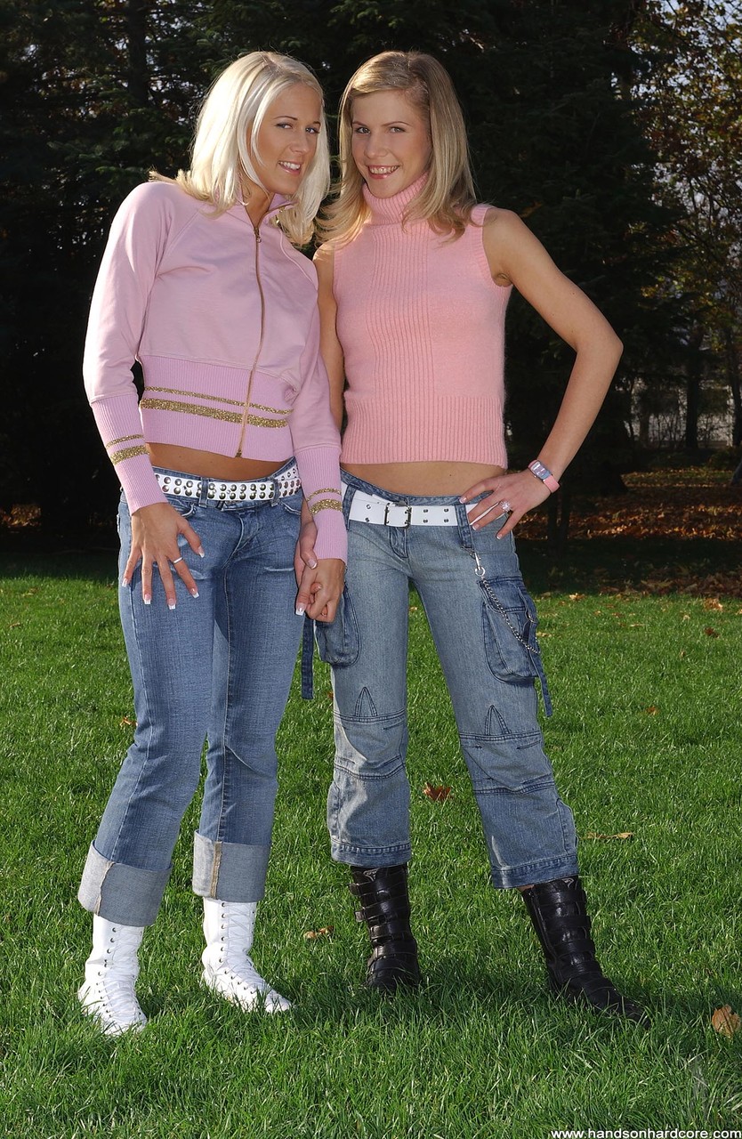 Blonde Hongroise Dorina Et Tiffany Rousso Partagent Un Jouet Et Une Bite Dure